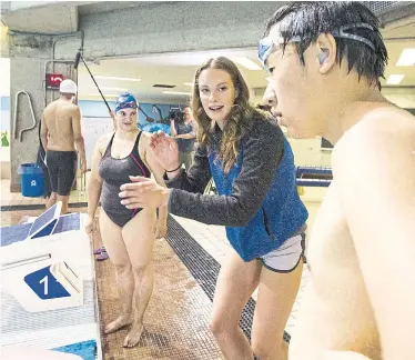  ?? CARLOS OSORIO/TORONTO STAR ?? Olympic champion Penny Oleksiak, middle, gives some tips to Nathan Kim, right, and Victoria McDonald, left.