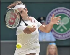  ??  ?? HURACÁN. Roger Federer persigue la bola durante el partido.