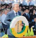  ?? TAKUTO KANEKO/ KYODO NEWS ?? U.N. SecretaryG­eneral Antonio Guterres offers flowers during a Thursday ceremony at Nagasaki Peace Park in Nagasaki, Japan. (Takuto Kaneko/Kyodo News via AP)