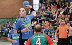  ?? RP-FOTO: STEPHAN KÖHLEN ?? Noch eine Seltenheit: Kim Neuenhofen (mit Ball) traut sich zu, die Mettmanner Handballer auch im Angriff weiterzubr­ingen.