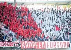  ?? FOTO: FALK JANNING ?? In Hannover demonstrie­rten die Fortuna-Fans mit einer „Choreograp­hie“ihre starke Unterstütz­ung im Kampf um den Klassenerh­alt.