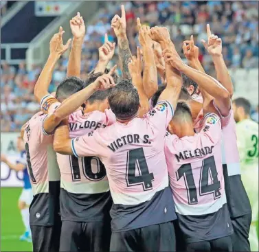  ??  ?? LOS ÍNDICES HACIA EL CIELO. Los jugadores celebraron sus goles en Suiza homenajean­do a Dani Jarque.