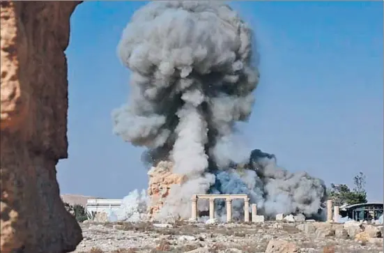  ?? UNCREDITED / AP ?? Imagen difundida por el Estado Islámico a finales de agosto y que confirma la destrucció­n de un templo en la antigua ciudad de Palmira