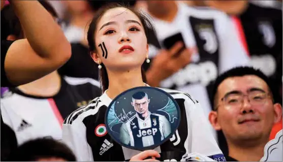  ?? PHOTOS BY JUVENTUS FC VIA GETTY IMAGES ?? Juventus fans watch the action during an Internatio­nal Champions Cup pre-season match against Inter Milan at Nanjing Olympic Center Stadium in Nanjing, Jiangsu province, on July 24 last year.