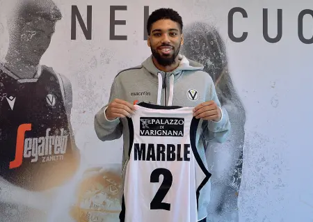  ??  ?? Nuovo
Devyn Marble con la maglia numero 2 della Virtus che indosserà da stasera (Ciamillo)