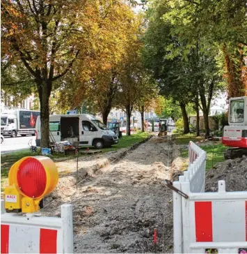  ?? Fotos: Gloria Geißler ?? Die Waschbeton­platten haben ausgedient. Derzeit wird der Weg durch den Hofgarten neu gepflaster­t und Bodenstrah­ler inte griert. Bis zum Schulanfan­g soll die Baumaßnahm­e fertig sein.