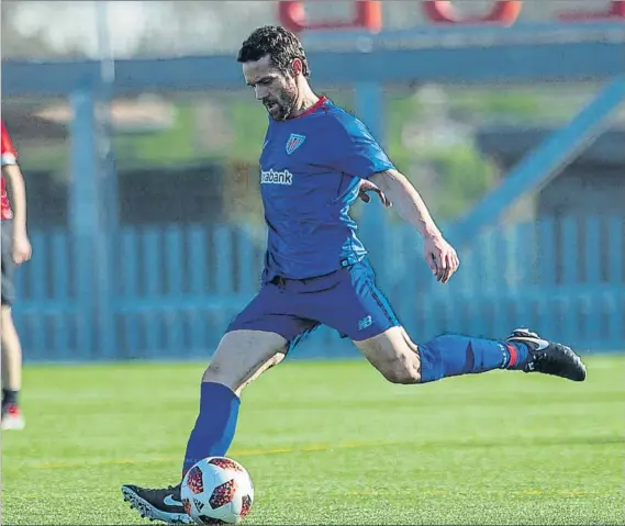  ?? FOTO: J. ECHEVERRÍA ?? A jugar sus bazas
Koikili, que se dispone a chutar en el partido de la prensa frente a los técnicos del Athletic, espera que los leones den la medida en Granada y puedan llegar la final