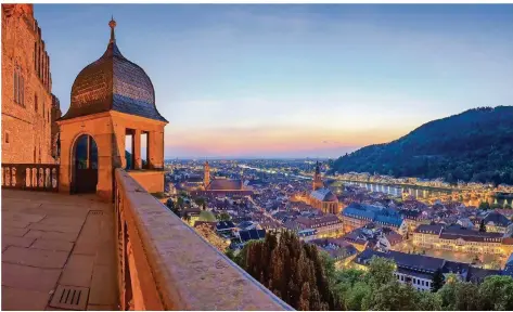  ?? FOTO: UDO FILSINGER/HEIDELBERG MARKETING GMBH ?? Vom Balkon des Heidelberg­er Schlosses bietet sich Besuchern eine herrliche Sicht auf die Stadt.