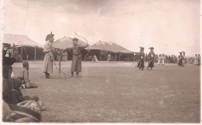  ??  ?? —Arqueros mongoles, circa 1925.
