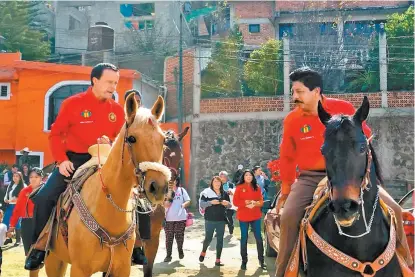  ??  ?? El precandida­to al gobierno capitalino llegó al Pueblo de San Lorenzo, en Xochimilco, montado en un caballo.