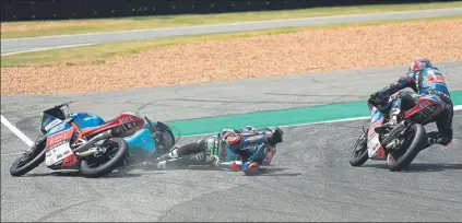  ?? FOTO: EFE ?? Bastianini se llevó puesto a Bezzecchi en la última curva de la carrera. Por una vez la suerte se alió con Martín, 4º pese a su lesión