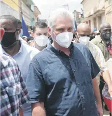  ??  ?? El presidente cubano Miguel Díaz-Canel asistió a la zona donde se realizaban las protestas.