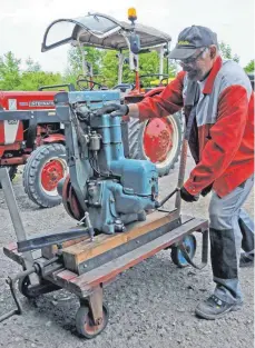  ?? FOTO: ARCHIV ?? Standmotor, kombiniert mit einer Dreschmasc­hine.