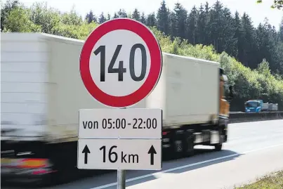  ??  ?? Ein Gutachten zu Tempo 140 berücksich­tigt auch Lkws, die nur Tempo 80 fahren dürfen