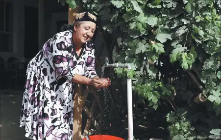  ?? WANG ZHUANGFEI / CHINA DAILY ?? A woman washes her hands in clean tap water in Jiashi county, Kashgar prefecture, Xinjiang Uygur autonomous region.