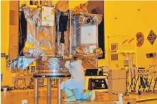  ?? FOTO: AFP ?? Osiris-Rex – hier bei einem Check im Kennedy Space Center in Florida – startete im September 2016 zu seiner Mission.