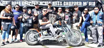 ??  ?? Some bikers participat­ing in the 8th Edition Sibu Bike Week (SBW) 2018 pose with the president of Razz Chopper MC Abdul Razak Abdul Salam (standing sixth from right) at Sibu Town Square Phase 2. The event organised by Razz Chopper M saw some 10,000 riders with all types of bikes from across Borneo Island converging in Sibu for the annual event which aimed to promote sports tourism on two wheels and further strengthen the bond among bikers.