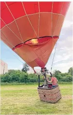  ?? FOTO: JILL FRENZ/DPA ?? Ballon-fahrlehrer Stephan-andré Kuhlmann (l.) und sein Schüler Marcus Schomaker heben mit dem Heißluftba­llon ab.