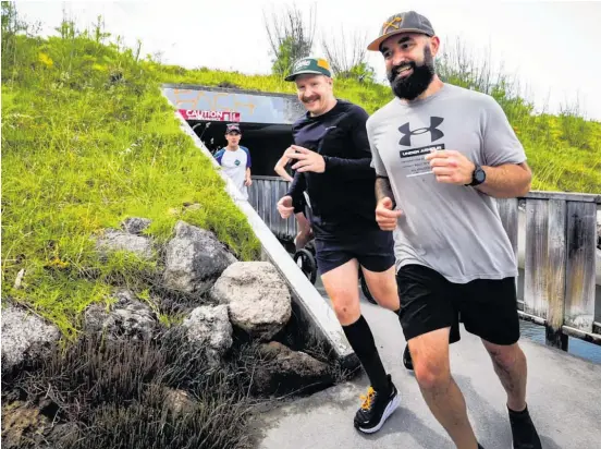  ?? Photo / Paul Taylor ?? Detective Dom Brown, aka the Flying-Ginger (left), with running mate Matt Palmer, on his final run in Ahuriri.