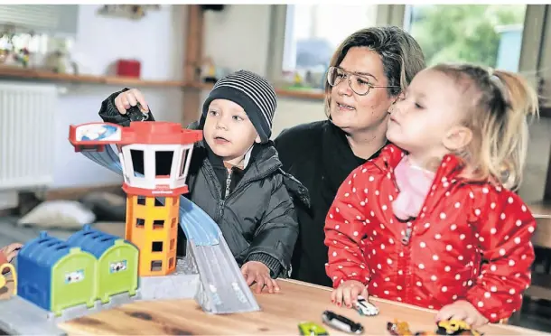  ?? FOTO: STEPHAN KÖHLEN ?? Levi (2) und Mira (2) spielen mit Tagesmutte­r Melanie Seminatore.