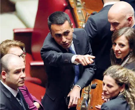  ??  ?? Al voto Luigi Di Maio, 31 anni, capo politico del M5S, ieri alla Camera attorniato da alcuni deputati del Movimento