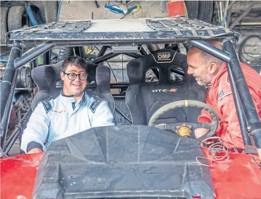  ?? E. BEnavidEs / aFP ?? Feliz a poco de cumplir un anhelo de su vida, Lucas Barrón sonríe en el vehículo con que correrá junto a su padre, Jacques