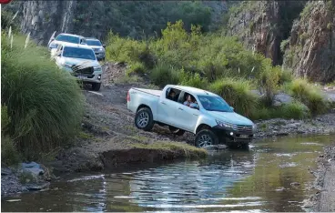  ??  ?? Arriba: el camino a la Cascada del Colorado transita a través de hermosos valles de piedra surcados por cristalino­s cursos de agua. Centro: momento de un break durante el atardecer en las Dunas del Nihuil. De fondo, el embalse homónimo, donde culminó el día de travesía con merienda e inflado de cubiertas.