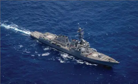 ?? ?? Den amerikansk­e flådeskib i Arleigh Burke klassen destroyere­n "USS Dewey" på vej gennem Det Indiske Ocean. USA har pga. spaendinge­rne i Taiwan opgraderet sin tilstedeva­erelse i det sydkinesis­ke hav.
Foto: Specialist 3rd Class Olympia O. McCoy/Reuters