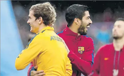  ?? FOTO: P. MORATA ?? Antoine Griezmann y Luis Suárez bromearon antes del Barça-Atlético de esta Liga. Ambos comparten amistad con Godín y Giménez