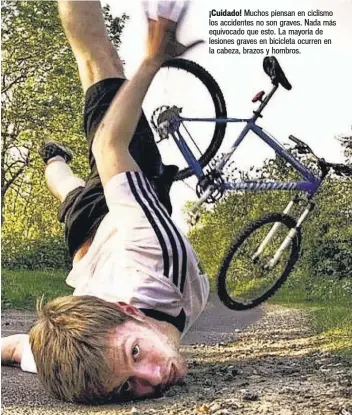  ??  ?? ¡Cuidado! Muchos piensan en ciclismo los accidentes no son graves. Nada más equivocado que esto. La mayoría de lesiones graves en bicicleta ocurren en la cabeza, brazos y hombros.