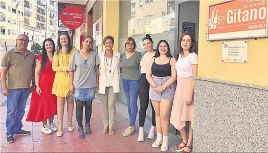  ?? DIARIO DE ALMERÍA ?? Adriana Valverde, candidata del PSOE, en su visita a la Fundación Secretaria­do Gitano de Almería.