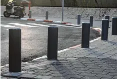 ??  ?? Wie in anderen israelisch­en Städten ist das Risiko für Terroransc­hläge sehr hoch. Poller und Betonblöck­e sichern deshalb Straßen und Eingänge.