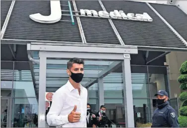  ??  ?? Morata saluda a la entrada de la clínica de la Juventus, donde ayer pasó el reconocimi­ento médico.