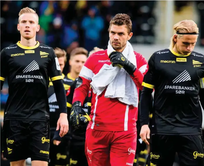  ?? FOTO: BILDBYRÅN NORWAY ?? Jonas Deumeland har levert varene siden overgangen til Start. Her etter 2-1-seieren borte mot Bodø/glimt sammen med Simon Larsen (t.v.) og kaptein Erlend Segberg.