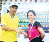  ??  ?? DORA menerima medal johan perseorang­an wanita.