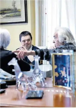  ?? Jordi Cotrina ?? Roberto junto a sus padres, en el salón del piso del matrimonio.