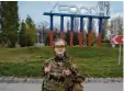  ?? Foto: Dagaz, dpa ?? „Cherson“steht hinter der ukrainisch­en Soldatin.