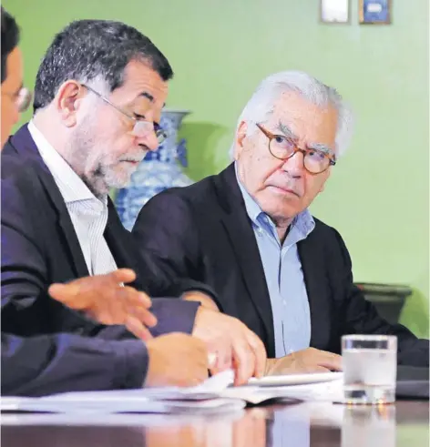  ??  ?? El ministro del Interior, Mario Fernández, junto al subsecreta­rio Aleuy durante una reunión ayer en La Moneda.