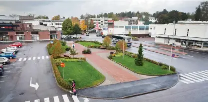  ?? FOTO: KSF/NINA AHTOLA ?? BUSSIS. Hela byggnaden där Karis busstation (till höger) finns kallas även Focus eller Focus-huset.