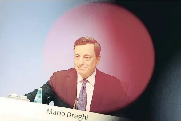  ?? DANIEL ROLAND / AFP ?? Mario Draghi insistió en sus argumentos de siempre, pero el mercado está convencido de que subirá el precio del dinero