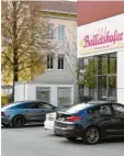  ??  ?? Die Asyl-Unterkunft (hinten) liegt neben der Bäckerei Balletshof­er.