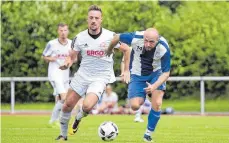  ?? ARCHIVFOTO: SCHERWINSK­I ?? Beim Aufsteiger Asselfinge­n bestreitet der TSV Erbach (links, hier beim Stadtpokal gegen Dellmensin­gen) am Sonntag sein erstes Punktspiel der neuen Saison.