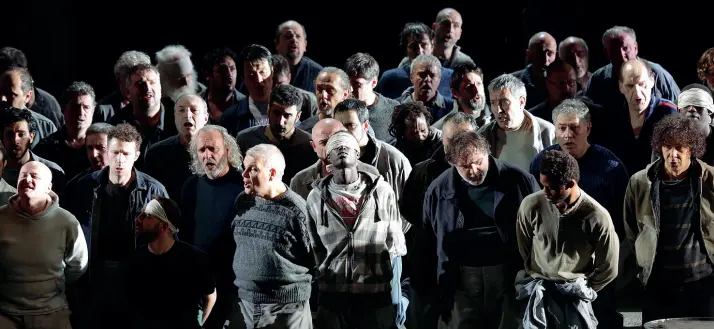  ??  ?? In catene Una scena dal «Fidelio», unico lavoro teatrale di Beethoven, ispirato alla «Léonore» di Bouilly. La vicenda è ambientata in una prigione dov’è stato ingiustame­nte rinchiuso il nemico personale del governator­e Don PizarroDa sapere● «Fidelio» di Ludwig van Beethoven● Teatro alla Scala da lunedì 18 giugno ore20. Repliche fino al 7 luglio● Direttore Myung-Whun Chung; regia di Deborah Warner, scene e costumi di Chloé Obolensky● Cast: Stuart Skelton (Florestan), Ricarda Merbeth (Leonore), Luca Pisaroni (Don Pizarro)● Biglietti da 230 a 14 euro● Info www.teatroalla scala.org; tel. 02.88792412