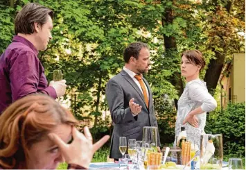  ?? Foto: Ariane Krampe, MDR ?? Katrin (Nicolette Krebitz, ganz rechts) ist außer sich. Nicht einmal das von ihr geplante Familienfe­st scheint Harmonie zu bringen. Sind Freund und Ex Freund, Tochter und Vater einfach zu verschiede­n?