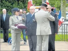  ??  ?? Deux officiers de la réserve citoyenne décoré par le délégué militaire départemen­tal.