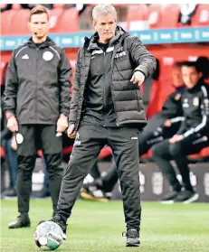  ?? FOTO: MARTIN MEISSNER/AP ?? Beim Trainer-Comeback unter Druck, danach in der Kritik: Kölns Friedhelm Funkel kickt den Ball im Spiel gegen Bayer Leverkusen.