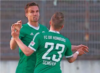  ?? FOTO: SCHLICHTER ?? Homburgs Nico Zimmermann (links) feiert mit Jaron Schäfer sein Tor zum 1:1 gegen Saar 05. Am Ende hieß es 2:1. Damit spielt der FCH gegen Elversberg im Finale um den Saarlandpo­kal.