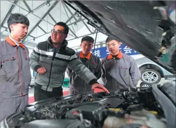  ?? MU YU / XINHUA ?? Students from a vocational school in Hebei province at an on-the-spot class at an automobile training base.