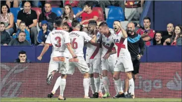  ??  ?? PRIMER TRIUNFO. Duarte y Dani Torres acuden a felicitar a Medrán tras anotar el 0-2.