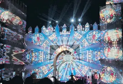  ?? Ramon Fornos / Festival de Fez ?? El duo català Delrevés baixant pel mur en el muntatge inaugural sobre un mapatge de Notre-Dame